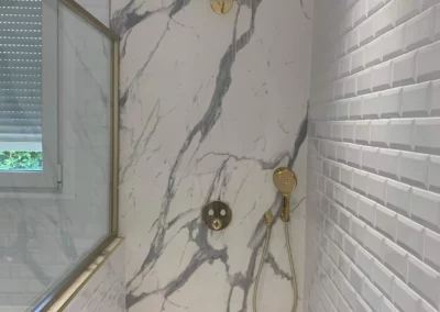 Douche à l'italienne en marbre - salle de bain réalisée par la SARL Dievart fils